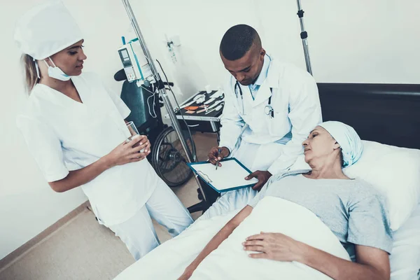 Enfermeira Com Copo Água Doutor Sentado Clínica Paciente Com Cancro — Fotografia de Stock