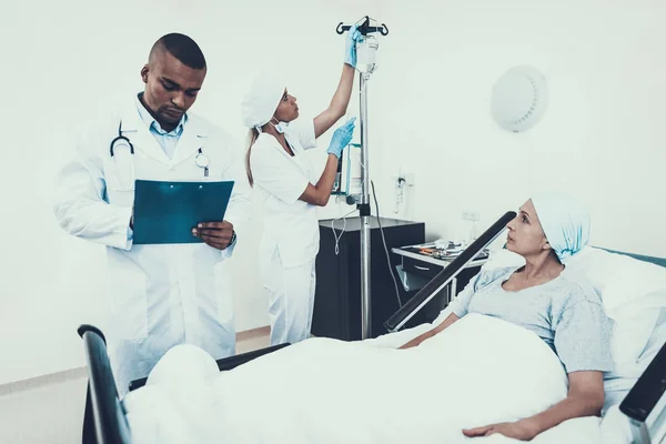 Nurse Puts Dropper Clinic Nurse Clinic Cancer Patient Stethoscope Neck — Stock Photo, Image