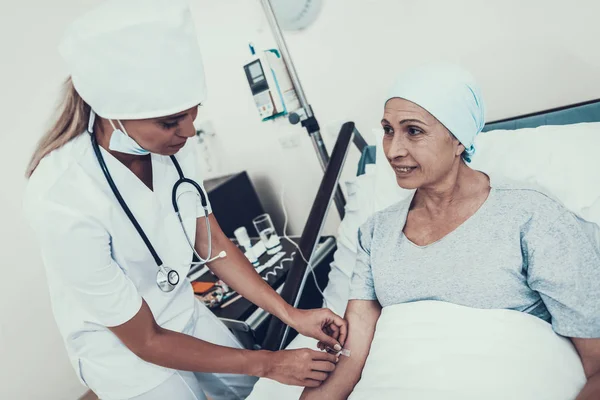 Mujer Somete Rehabilitación Después Del Tratamiento Para Cáncer Enfermera Pone —  Fotos de Stock