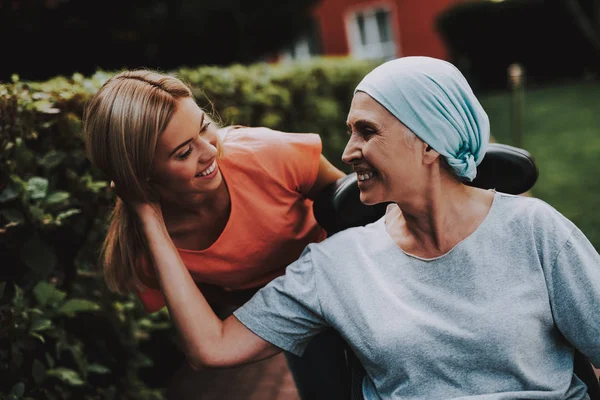 Paciente Con Cáncer Silla Ruedas Mujer Con Hija Mujer Contenta —  Fotos de Stock