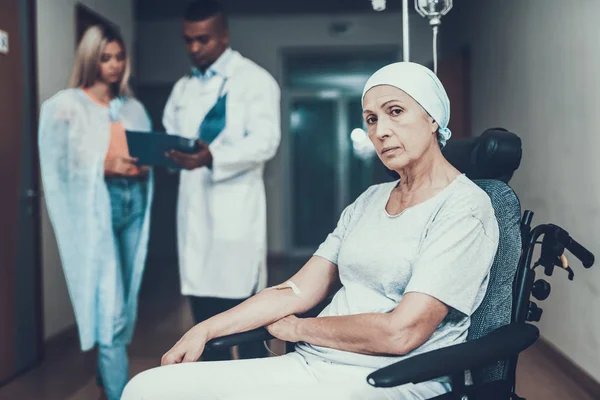 Mulher Com Mãe Paciente Com Cancro Médico Mantém História Médica — Fotografia de Stock