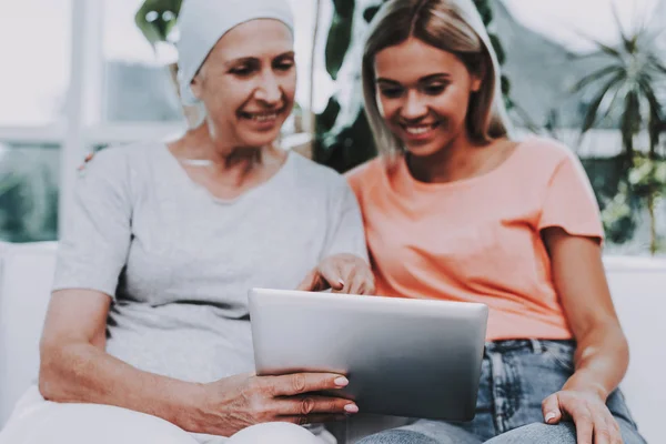 Paciente Sometido Rehabilitación Paciente Con Cáncer Sofá Mujer Con Hija — Foto de Stock