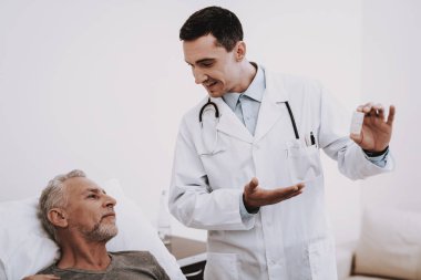 Doktor yardım hasta. Patien ve Doktor hastanede. Yaşlı adam ve hastanede doktor. Doktor ve hasta Kliniği. Beyaz Oda doktor hasta ile. Hasta ve doktor. Doktor yardım hasta yaşlı adam hasta adam