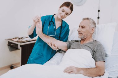 Klinikte hasta yaşlı adam. Rehabilitasyon hasta hasta için. Hastanede hemşire ile rehabilitasyon. Şiroterapi Kliniği hastayla. Chiropractic ile yaşlı adam hastanede. Hasta yaşlı adam için tanı.