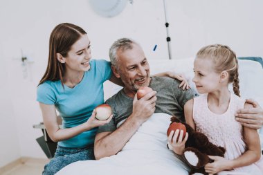 Yaşlı adam hastanede. Hastane ve Genç kız. Yaşlı adam ve kız. Mutlu bir aile ve eski adam aile yaşlı ile hastaneye. Oyuncak ve yaşlı adam mutlu aile Kliniği için elma. Heallth adam genç kızla.