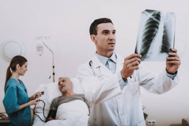 Vücut hastanede. Profesyonel Doktor Hemşire yardım hasta ile. Patiend ve genç doktor. Terapi klinik. Yaşlı hasta hastanede. Hasta beden ile hasta adam Doktor tıbbi yardım.