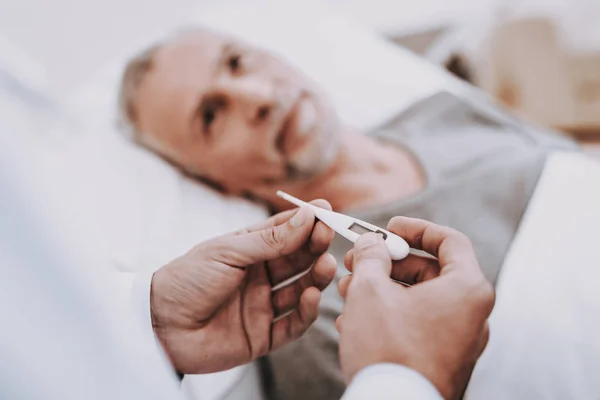 Termometer Och Patient Gammal Man Ligger Sjukhus Sjuksköterska Och Läkare — Stockfoto