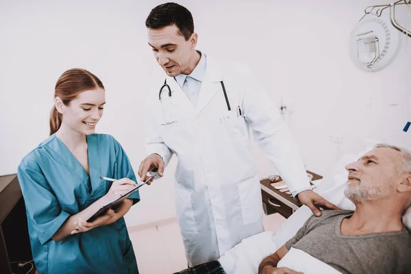 Gubben Ligger Spjälsäng Medicinsk Ward Bredvid Honom Läkare Och Sjuksköterska — Stockfoto