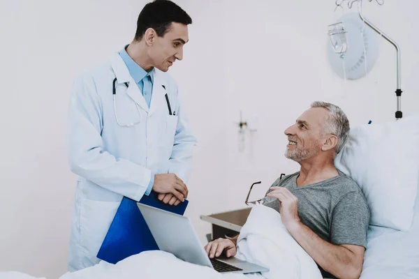 Nöjd Patient Med Läkare Sjukhus Affärsman Med Läkare Kliniken Rehabilitering — Stockfoto