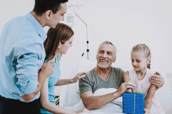 Toda Família Clínica Com Homem Velho Família Feliz Hospital Presente — Fotografia de Stock