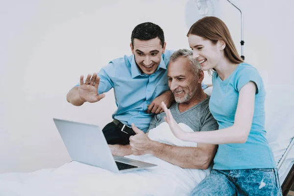 Familia Feliz Buen Humor Tecnología Clínica Tecnología Familia Hospital Con — Foto de Stock