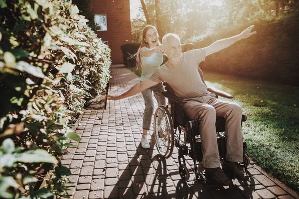 Envejecido Niña Cuerpo Silla Ruedas Terapia Para Anciano Cochecito Old —  Fotos de Stock