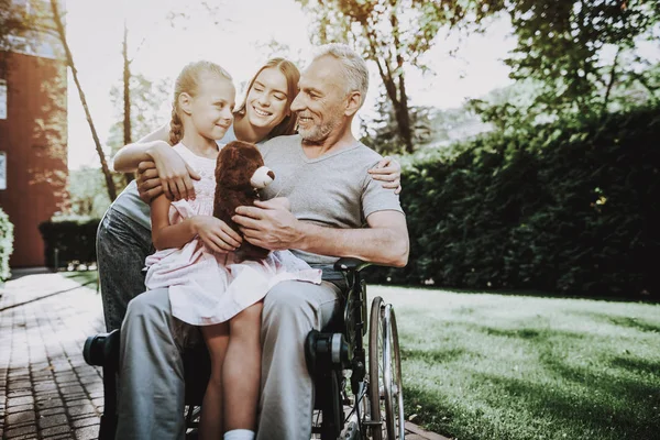Todas Famílias Juntas Casa Terapia Velho Homem Com Família Medicina — Fotografia de Stock