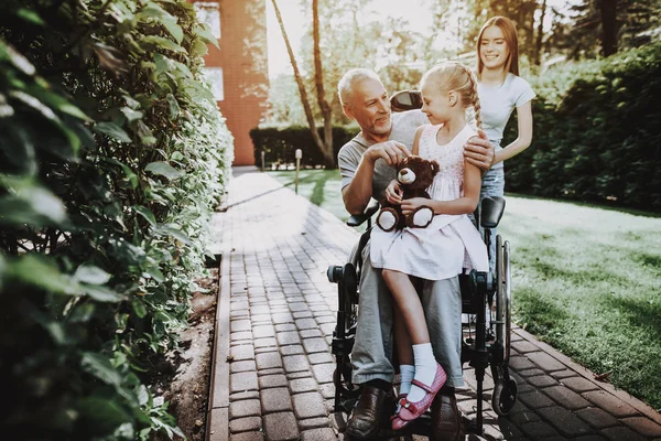 Äldre Man Med Flicka Flicka Med Björn Barnvagn Affärsman Barnvagn — Stockfoto