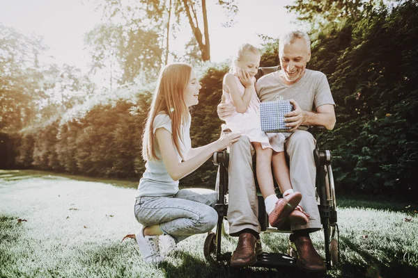 Heppy Velho Com Família Presente Para Velhote Cadeira Rodas Mulher — Fotografia de Stock