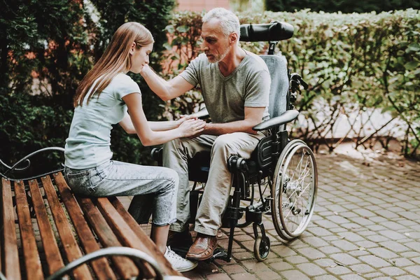 Fisioterapia Com Família Natureza Cadeira Rodas Com Homem Pessoas Saúde — Fotografia de Stock