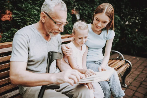 Libro Banco Con Viejo Business Man Girls Reed Book Bench — Foto de Stock