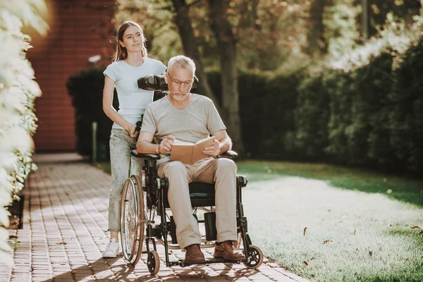 Criança Velho Homem Natureza Cadeira Rodas Velhote Juntos Vida Doença — Fotografia de Stock