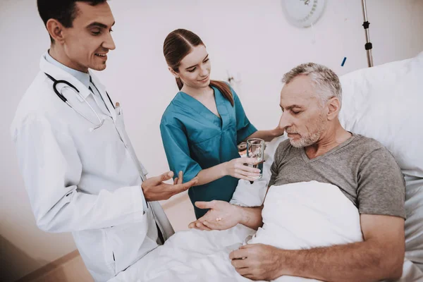 Klinik Und Arzt Mit Patient Der Alte Patient Liegt Auf — Stockfoto