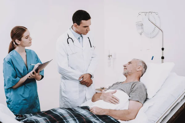 Starý Pacient Leží Lehátku Pacienta Lůžkové Oddělení Vyšetření Pacienta Doktor — Stock fotografie