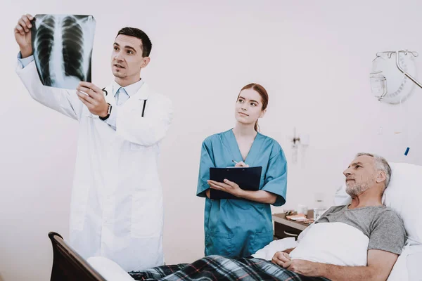 Terapia Para Velho Foto Com Paciente Corporal Ajuda Médico Com — Fotografia de Stock