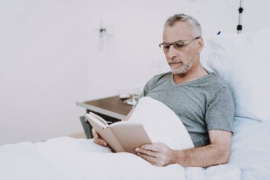 Rehabilitasyon nörölojisi. Terapi Sağlık hasta için. Mutlu hasta için ilaç. Klinik mutlu hastada. Mutlu hasta hastanede. Vücut hasta hastanede. Emekli işinde. Adam kliniğinde yatıyor