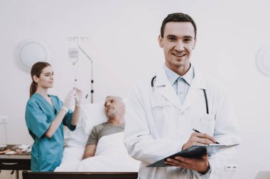 Yaşlı adam ve Doktor Hemşire witn. Hastane hasta ile rehabilitasyonda. Doktor Hemşire ile hasta yardım. Rehabilitasyon Kliniği. Fizik tedavi hasta ile. Profesyonel doktor yardım yaşlı adam hastalığı olan.