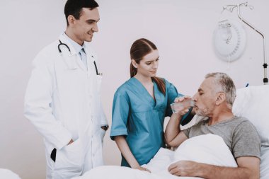 Hastalık ve Patient.elp doktor. Rehabilitasyon hasta. Vücut hasta. Beyaz odada kişi. Rehabilitasyon Patient.Old adam ve hastanede doktor. Yaşlı adam ve hemşire. Tıbbi yardım ile hastane rehabilitasyonda adam..