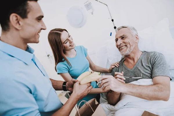 Hasta Için Gıda Kliniği Genç Adam Genç Kız Yaşlı Doktor — Stok fotoğraf