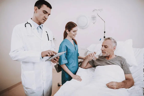 Läkare Med Patient Old Man Ligger Sjukhus Sjuk Man Kliniken — Stockfoto
