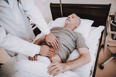 Profesyonel doktor yardım hasta Kliniği. Doktor ve hasta Kliniği. Doktor ile hasta hastanede. Terapi klinik. Klinik tanı hastada. Hastalık hastanede. Doktor yardım hasta.