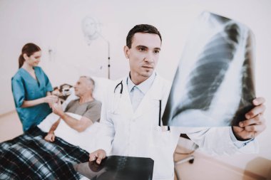 Hastane ve yaşlı adam klinik ve doktor ve hemşire ile hasta yaşlı adam Patiend. Doktor ve fotoğraf hasta. Hemşire hastayla. Hemşire yardım hasta hastalığı olan. Doktor yardımı ile hastalık. Tanı fotoğraf.