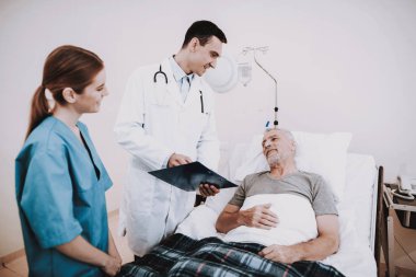 Yaşlı adam ve hemşire. Hasta adam doktor yardım hasta beden ile ilgili tıbbi yardım. Beyaz Oda ve yaşlı adam Patiend ve genç doktor. Terapi klinik. Yaşlı hasta hastanede. Hastalık ve hasta.