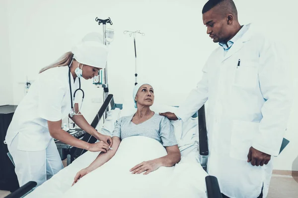 Kvinnan Genomgår Rehabilitering Efter Behandling Cancer Sjuksköterska Sätter Dropper Läkare — Stockfoto
