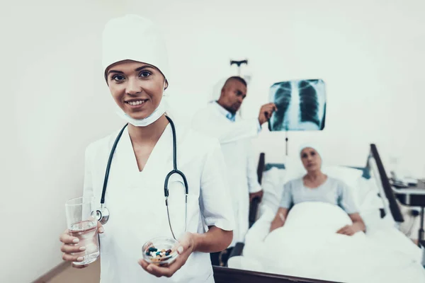 Infirmière Pose Contexte Patient Pilule Verre Eau Femme Est Rééducation — Photo