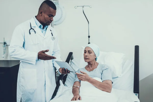 Doktor Tribünde Ward Kanser Hastası Tablet Ile Tıbbi Geçmiş Doktor — Stok fotoğraf
