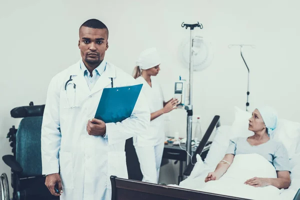 Läkare Poserar Bakgrund Patient Läkaren Håller Ett Papper Tablett Kvinnan — Stockfoto