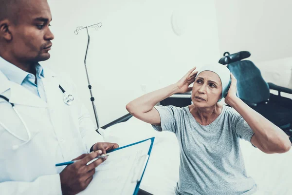 Доктор Інтерв Жінка Проходить Реабілітацію Після Лікування Від Раку Жінка — стокове фото