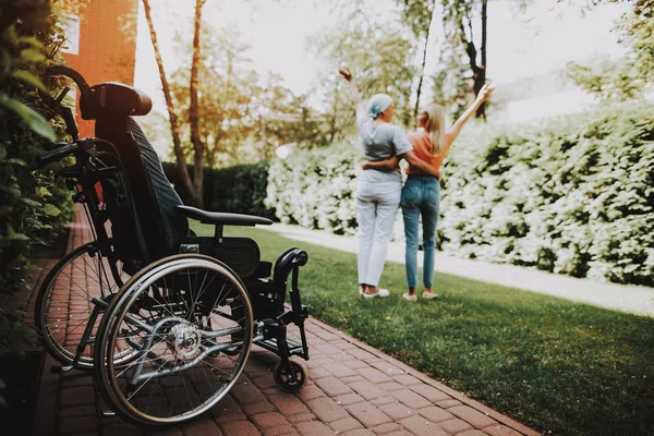 患者经历康复 癌症病人站起来了 有女儿的女人女人很高兴见到女儿 恢复的女人 癌症患者 附近的妇女轮椅 — 图库照片