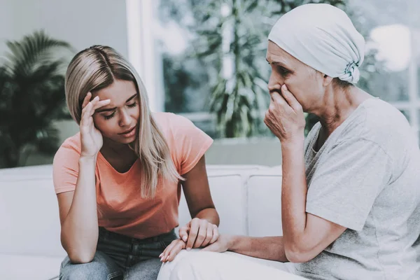 Mujer Con Madre Cáncer Clínica Mujeres Trastornadas Paciente Sometido Rehabilitación —  Fotos de Stock