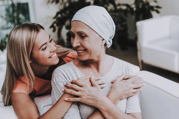 Paciente Sometido Rehabilitación Paciente Con Cáncer Sofá Mujer Con Hija —  Fotos de Stock