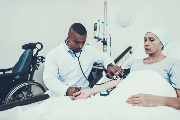 Läkare Åtgärder Trycket Patienten Genomgår Rehabilitering Efter Behandling Cancer Kvinna — Stockfoto