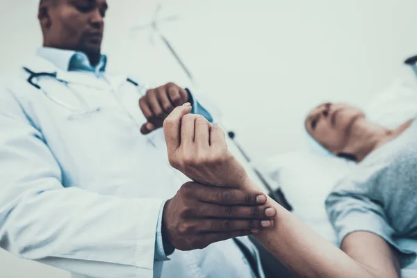 Médico Medição Pulso Relógio Pulso Paciente Sofre Reabilitação Após Tratamento — Fotografia de Stock