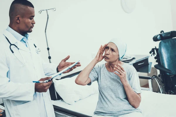 Doctor Interviews Woman Undergoes Rehabilitation Treatment Cancer Woman Bunk Headache — Stock Photo, Image