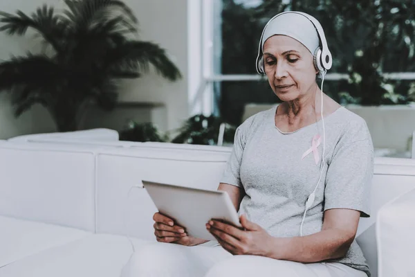 Пацієнт Проходить Реабілітацію Рак Пацієнта Дивані Відновлення Жінки Ремісія Клініка — стокове фото