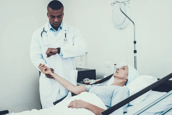 Läkare Mäta Puls Armbandsur Patienten Genomgår Rehabilitering Efter Behandling Cancer — Stockfoto