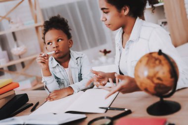 Anne ve kızı öğrenin. Tatlı annesi ile. Kız anne mutlu gülümsemek gün ailesiyle birlikte düşünüyorum. Gevşeme gün. İnsanlar ve dersler. Çalışma ve düşünüyorum. Anne ve genç kızı. Dersler.