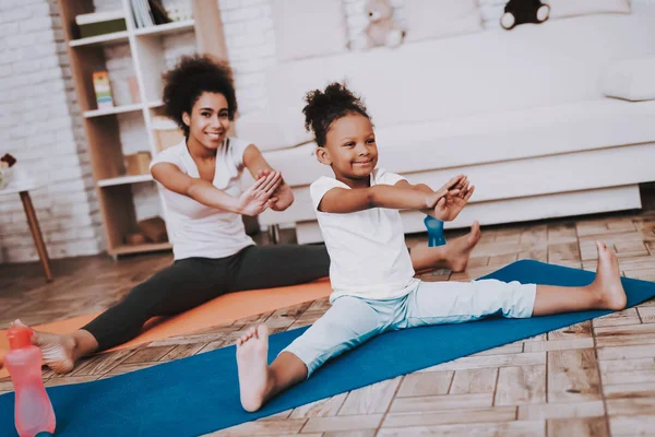 Moeder Weinig Girl Training Samen Studio Sportwear Mulat Opleiding Samen — Stockfoto