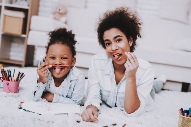 Bebek ve anne dil ile. Aile Studio ile iyi vakit. Anne ile yaratıcı ve mutlu zaman. Güzel anne ile oynamak. Mutlu çocuk ve Genç Anne. Anne ve genç çocuk için palet.