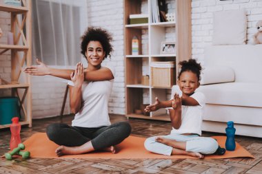 Melez anne ve genç kızı tren birlikte. İnsanlar ve halter. Küçük kız ve Genç Anne ile Yoga. Studio Aile gülümseme. Sağlık yardım genç kızla anne. Anne ve kızı.